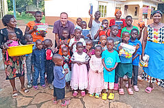 Samuel_Mueller_beim_Besuch_in_SALEM-Uganda_-_Er_ueberreicht_Spielsachen__die_durch_Spenden_einer_MGF-Klasse_gekauft_wurden