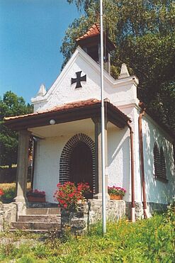 Kriegergedächtniskapelle vor den Bergen des Frankenwaldes